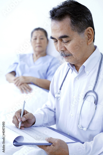 Photo: Doctor and patient in ward Doctor and patient in ward