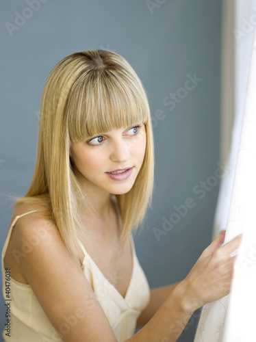 Foto: A woman peeping out the window A woman peeping out the window