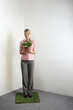 Foto: Businesswoman standing on a patch of grass holding potted plant Businesswoman standing on a patch of grass holding potted plant