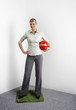 Foto: Businesswoman standing on a patch of grass holding a ball Businesswoman standing on a patch of grass holding a ball