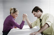 Foto: Businessman and businesswoman arm wrestling Businessman and businesswoman arm wrestling