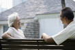 Foto: Senior couple chatting while sitting on a swing Senior couple chatting while sitting on a swing
