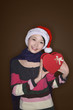 Foto: Woman holding a heart shaped gift box Woman holding a heart shaped gift box