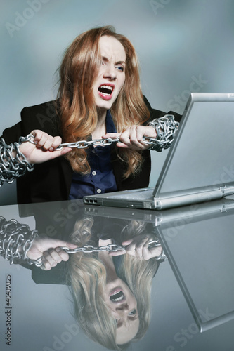Foto: Businesswoman trying to set free from chained hands Businesswoman trying to set free from chained hands