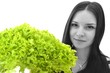 femme mangeant salade