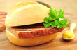 Brötchen mit Fleischkäse