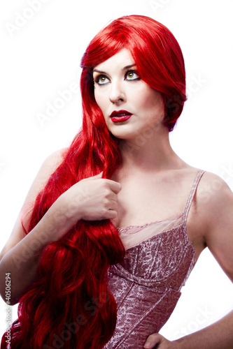 Foto: Wavy Red Hair woman. Fashion Girl Portrait. glamorous dress Wavy Red Hair woman. Fashion Girl Portrait. glamorous dress