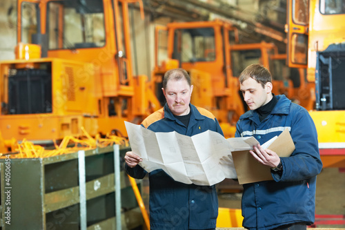 Foto: experienced industrial assembler workers experienced industrial assembler workers