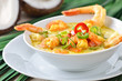 Bunte, pikante Kokos-Garnelensuppe