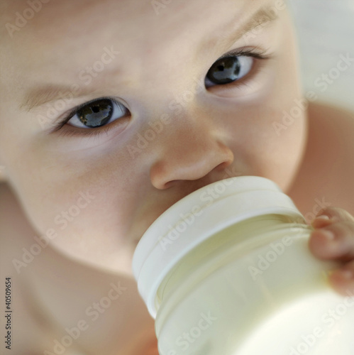 Foto: Baby boy drinking milk from baby bottle Baby boy drinking milk from baby bottle