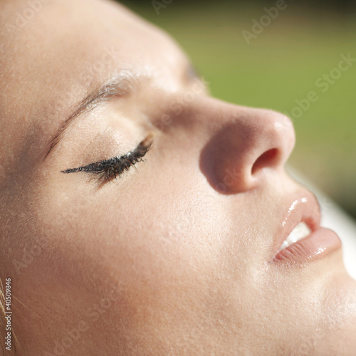 Foto: Woman with her eyes closed Woman with her eyes closed