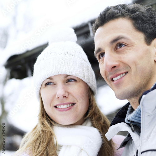 Foto: Couple in warm clothing looking away Couple in warm clothing looking away