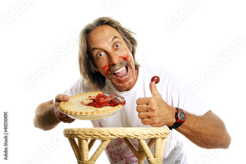 Foto: Mature man enjoying a pie, showing thumbs up Mature man enjoying a pie, showing thumbs up