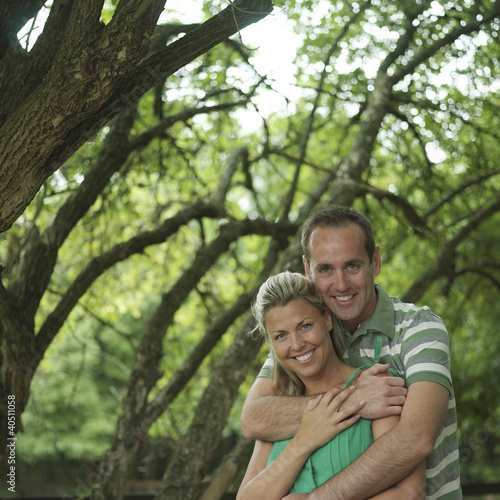 Foto: Man embracing woman Man embracing woman