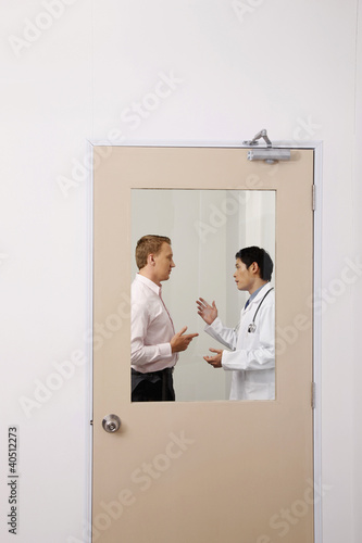 Foto: Doctor talking to patient Doctor talking to patient