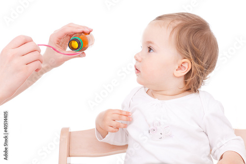 Photo: kind kriegt medizin kind kriegt medizin