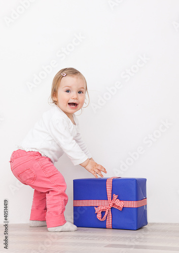 Photo: kind freut sich über das geschenk kind freut sich über das geschenk