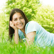 Photo en ligne au meilleur prix beauty young woman relaxing on grass