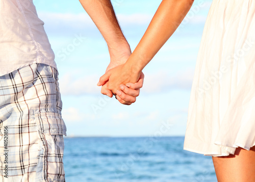 Foto: Holding hands couple Holding hands couple