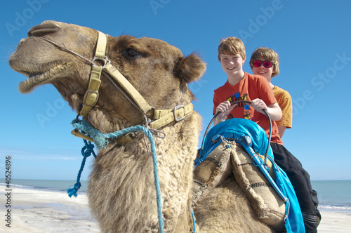 Photo: Zwei Teenager auf einem Kamel Zwei Teenager auf einem Kamel