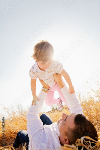 Photo: vater mit kind im frühling vater mit kind im frühling