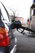 mit dem Auto an der Tankstelle