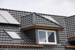 schwarzes Hausdach mit solarzellen