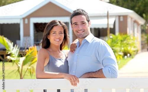 Foto: Couple standing in front of new home Couple standing in front of new home