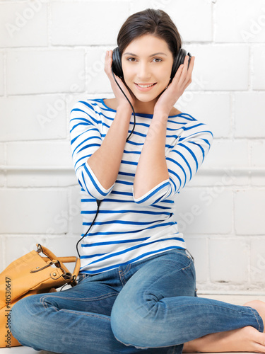 Foto: happy teenage girl in big headphones happy teenage girl in big headphones