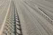 Reifenspuren im Sand...