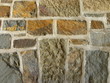 Naturstein Mauer in einem Sechziger Jahre Wohnhaus