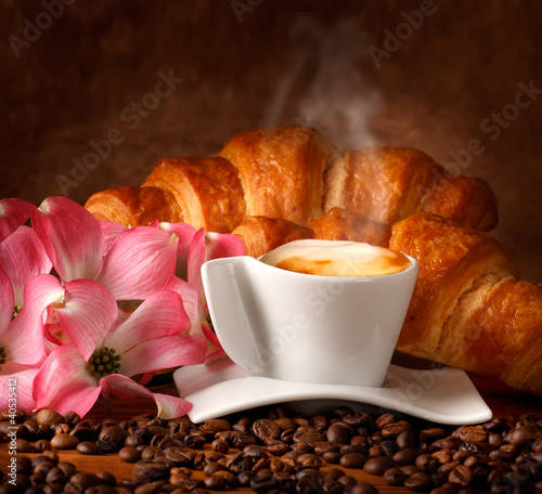 Foto: Cappuccino italiano con brioches fresche Cappuccino italiano con brioches fresche