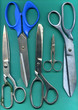 Photo en ligne au meilleur prix Old scissors on green background