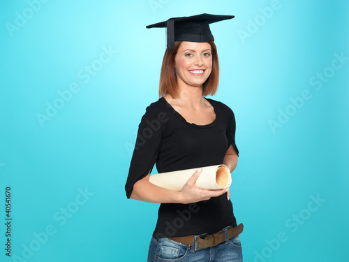 Foto: pretty young woman in graduation outfit pretty young woman in graduation outfit