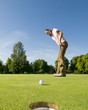 Foto: junge Golferin beim Putten junge Golferin beim Putten