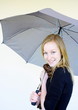 Photo: jeune femme blonde sous son parapluie jeune femme blonde sous son parapluie