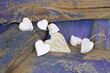 Weiße Herzen auf altem Holz in Violett