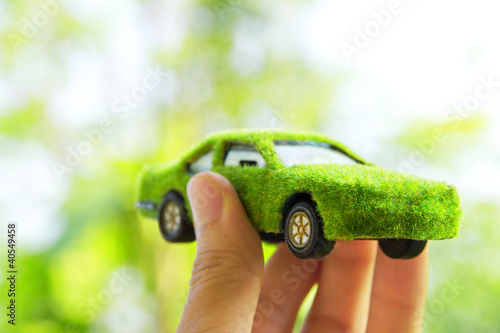 Foto: Hand Holding Eco car icon concept Hand Holding Eco car icon concept