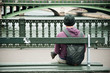 homme assis sur un banc à Paris