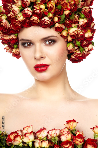 Foto: Beautiful girl with hairstyle of rose flowers Beautiful girl with hairstyle of rose flowers
