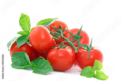 Photo: Grappe de tomates et basilic frais Grappe de tomates et basilic frais