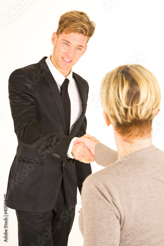 Foto: Businessman and woman shaking hands Businessman and woman shaking hands