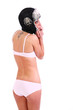 ragazza freddolosa in intimo con cappello di lana