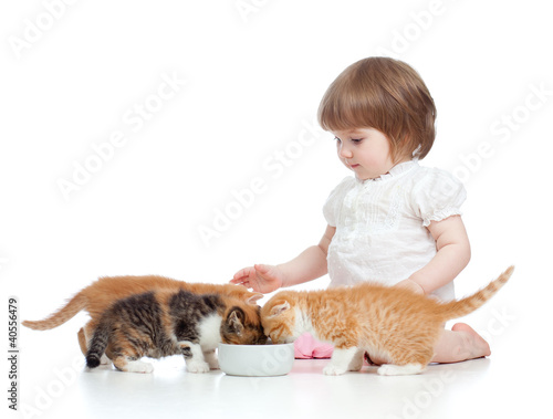 Foto: funny child feeding attractive kitten funny child feeding attractive kitten