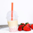Bubble Tea mit Erdbeer-Bubbles