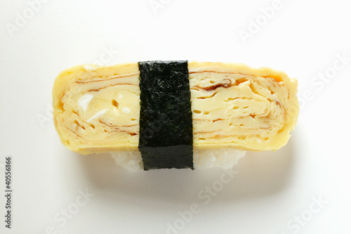 Foto: Nigiri sushi with egg and nori Nigiri sushi with egg and nori