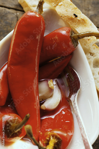 Foto: Pickled red chili peppers; flatbread Pickled red chili peppers; flatbread