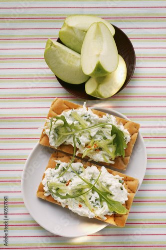 Foto: Crispbreads with quark and rocket; fresh apple wedges Crispbreads with quark and rocket; fresh apple wedges