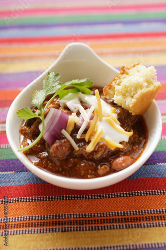 Foto: Chili con carne with cheese, sour cream and corn bread Chili con carne with cheese, sour cream and corn bread
