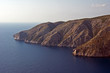 Urwisty klif na wybrzeżu greckiej wyspy Zakynthos